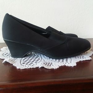 Ladies black low heel shoe